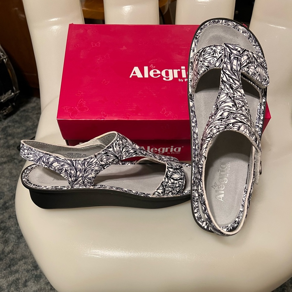 Alegria Women's Black and White Patterned Sandals